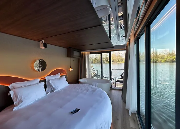 L\'Escale Royale Saint-Martin-La-Garenne Port Ilon - Seine - Giverny