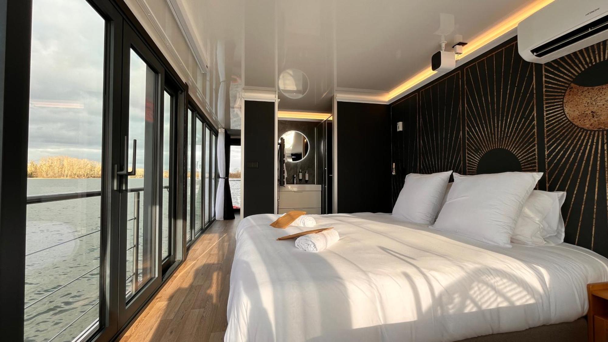 L'escale Royale - Nid D'amour Sur L'eau Avec Jacuzzi à 40 Min De Paris Bateau-hôtel Saint-Martin-la-Garenne
