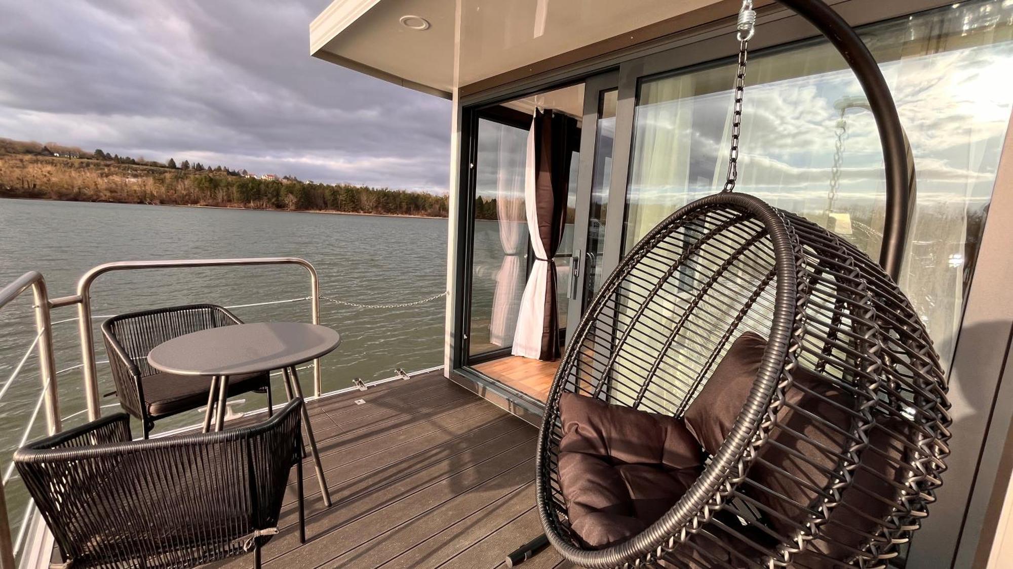 Bateau-hôtel L'escale Royale - Nid D'amour Sur L'eau Avec Jacuzzi à 40 Min De Paris *