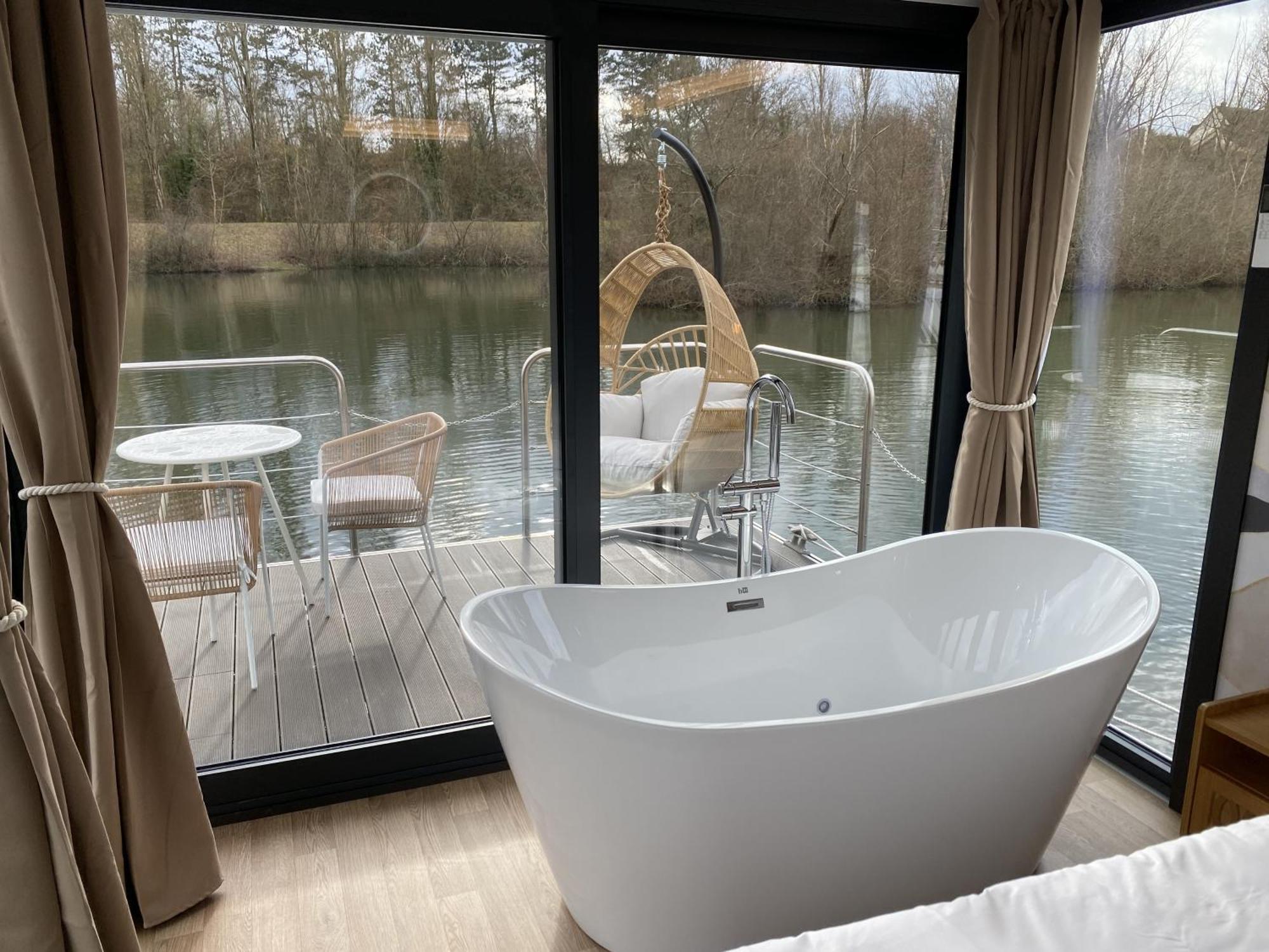 L'escale Royale - Nid D'amour Sur L'eau Avec Jacuzzi à 40 Min De Paris Bateau-hôtel Saint-Martin-la-Garenne