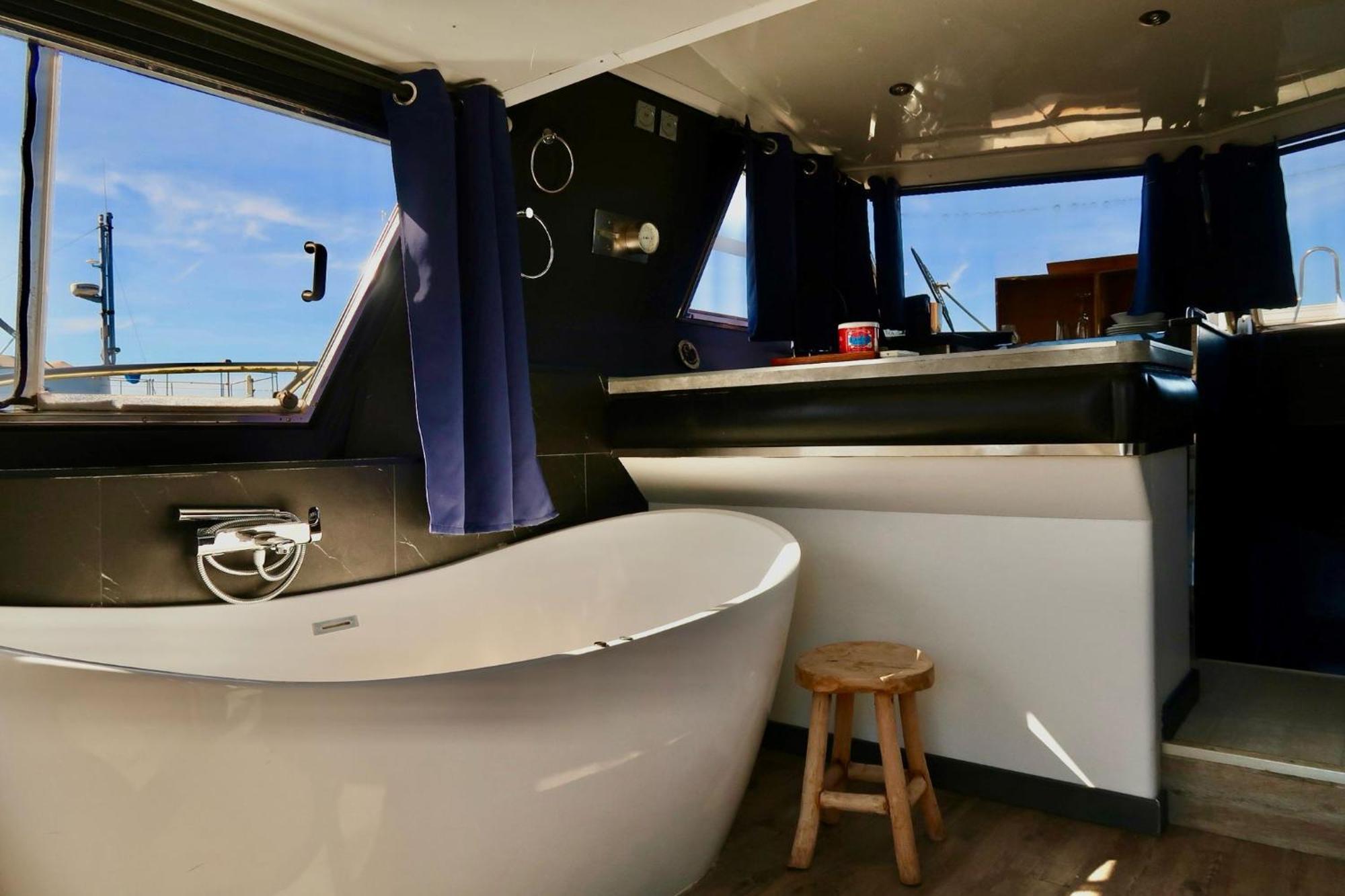 L'escale Royale - Nid D'amour Sur L'eau Avec Jacuzzi à 40 Min De Paris Bateau-hôtel Saint-Martin-la-Garenne