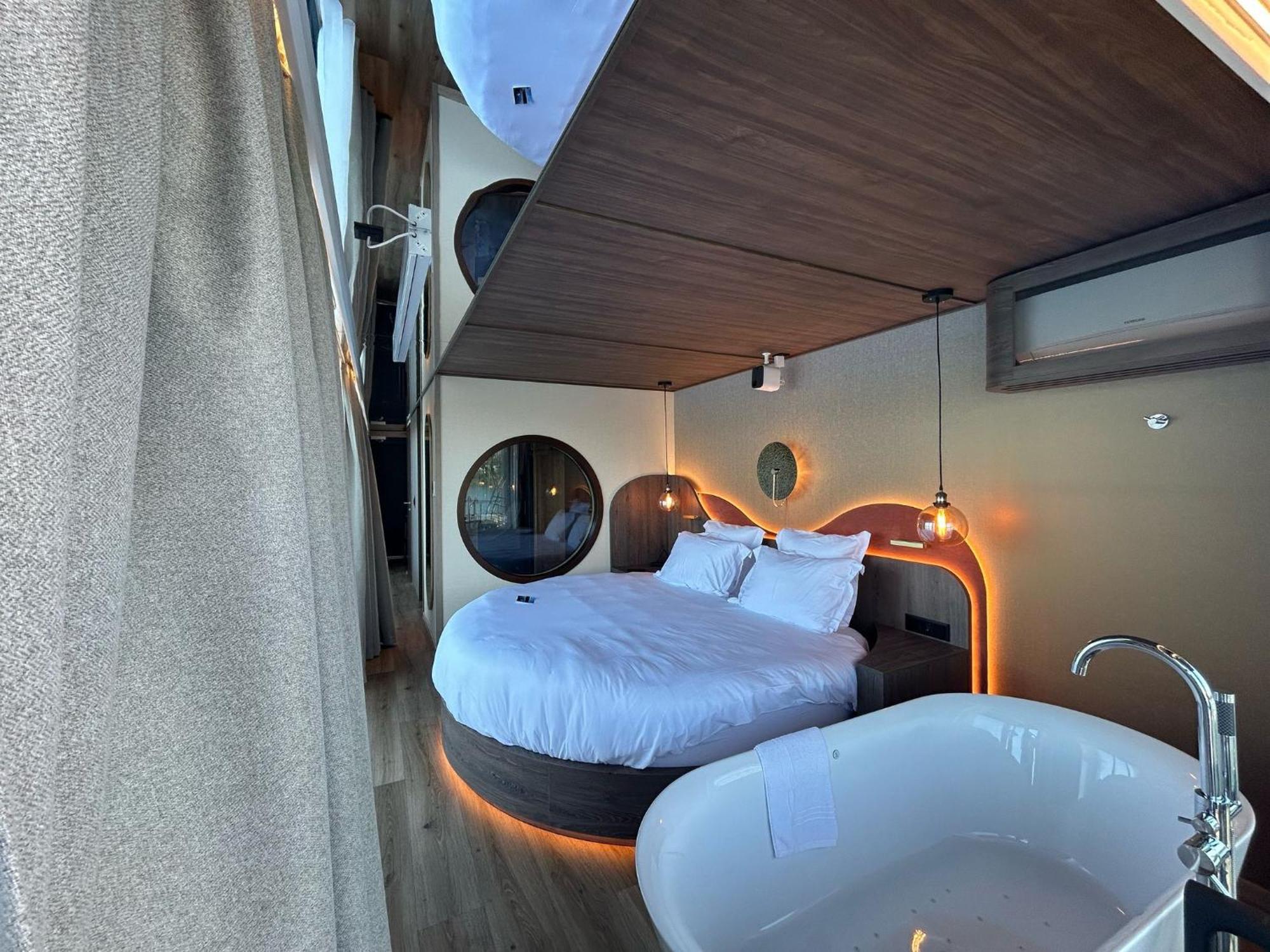 L'escale Royale - Nid D'amour Sur L'eau Avec Jacuzzi à 40 Min De Paris Bateau-hôtel